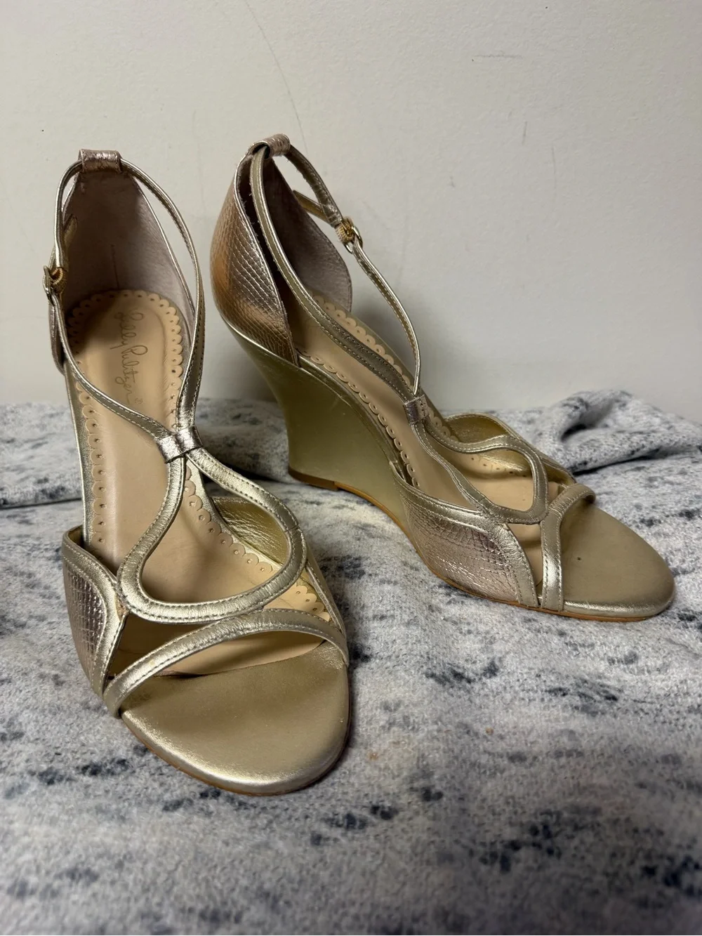Lilly Pulitzer Metallic Gold T-Strap Wedge Sandals sz 9.5